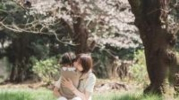 【 篠田麻里子 】「今日から小学生」万感の思いで愛娘を抱きしめる　桜の下で祈り込める「毎日楽しい時間になりますように」