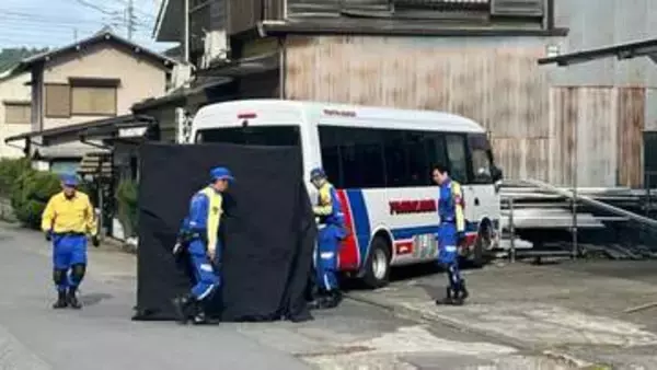 スクールバスに7歳の女の子がはねられ重傷　運転手の76歳男を過失運転傷害の疑いで現行犯逮捕「アクセルとブレーキを踏み間違えた」 東京・あきる野市