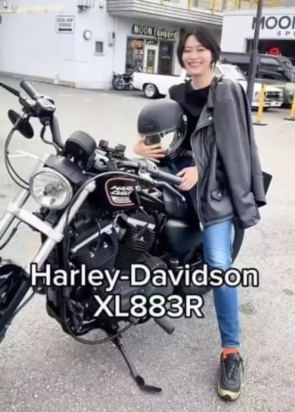 【 彩雪 】 「実はこんなバイク乗ってます」　愛車・ハーレーダビッドソンと笑顔　【 XL883R 】