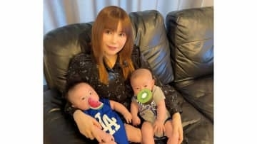 【 中川翔子 】 「ぜんぶ今だけの尊い瞬間！」　双子の赤ちゃんに絵本読み聞かせ　フルーツアートも挑戦
