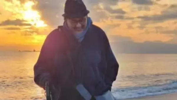 【 貴乃花光司 】 「海までお散歩にまいりました」　愛犬と夕陽の海辺へ　オフショットを公開