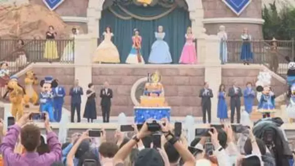 上海ディズニー10周年　ディズニーキャラクターが特製ケーキでお祝い