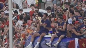 サッカー・ワールドカップ　スペイン代表選手が凱旋パレード　首都マドリードに約200万人　4大会ぶりの優勝