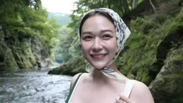 【 村重杏奈 】「パリで買った水着！」ビキニで川遊び＆BBQ　ガチ泳ぎで〝子どもみたいにはしゃいだ！〟フォロワー絶賛「スタイル良すぎて」「ダイナミック！」