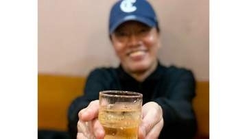 【 遠藤憲一 】「麦茶です、どうぞ」水分補給呼びかけショットにフォロワー反応　「水割り、にしか、見えない」の声も