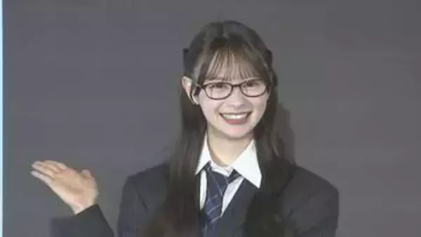 【 AKB48・伊藤百花 】メガネにスーツの〝シゴデキ〟コーデ＆流ちょうな英語で秋コンサートのコンセプト＆タイトル発表