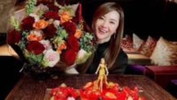 【 観月ありさ 】バラとケーキで誕生日「目の前の幸せをしっかり感じて」　仲間から祝福“アリねえHappy Birthday”　キャンドルは4と9