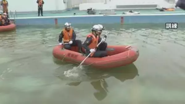 大雨や台風など水害が発生しやすい季節を前に東京・武蔵野市で小学校のプールを使った水害・水難救助訓練実施　警視庁武蔵野署
