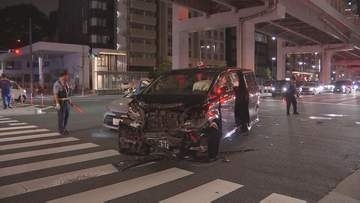 タクシーのエアバッグが…　東京・港区六本木の交差点でタクシーと乗用車の事故　4人がけがをして病院に搬送も命に別状なし