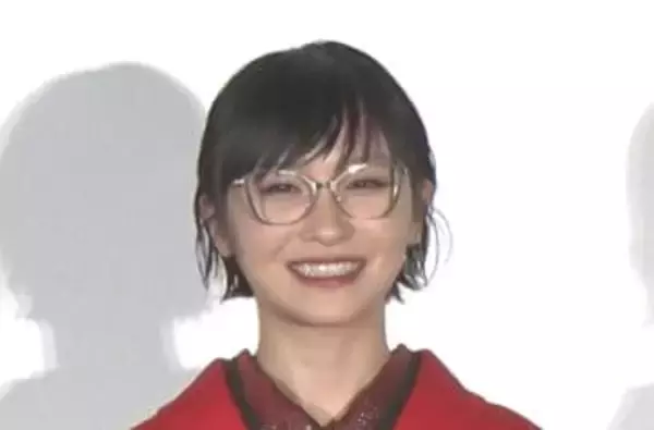 【 新しい学校のリーダーズ・SUZUKA 】　鏡開きの酒樽を覗き込みながら　「中にお酒でも入ってるのかなと思ったら…」