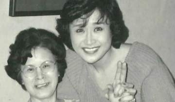 【小林幸子】母の命日にモノクロの思い出の写真を公開「お母さん、3姉妹を産んでくれてありがとう」