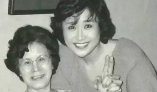 【小林幸子】母の命日にモノクロの思い出の写真を公開「お母さん、3姉妹を産んでくれてありがとう」