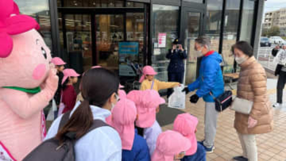 千葉・君津市のショッピングセンターで保育園児が詐欺被害防止を呼びかけ