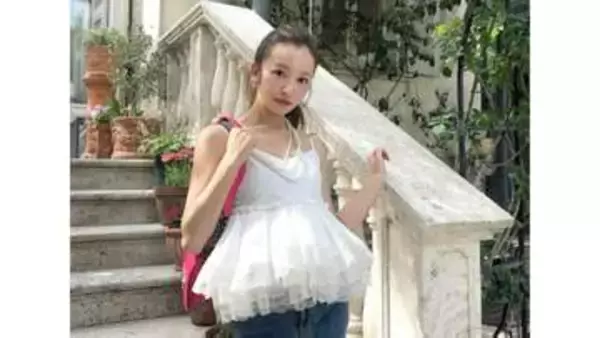 【 板野友美 】　白フリルのキャミ×デニム姿を披露「カジュアルなボトムスに合わせても華やかになれる」こだわりコーデに「似合って素敵」「とても美しい」絶賛の声