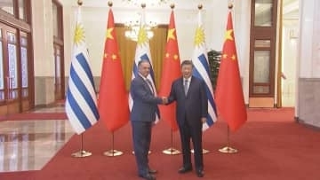 中国習近平国家主席と南米ウルグアイ大統領が会談 「西半球」重視のアメリカをけん制