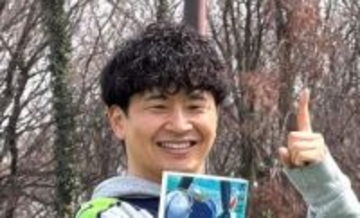 【 オードリー・若林正恭 】　笑顔で〝トゥース〟　累計発行部数28万部の　自身初小説　お渡し会に登場