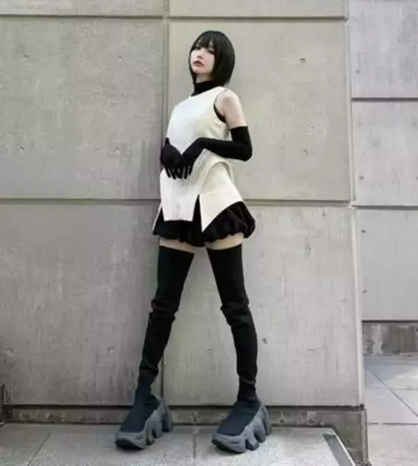 【 あのちゃん 】　黒ミニスカの〝小悪魔スタイル〟　レッドカーペットでファン魅了