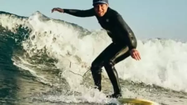 【 コカドケンタロウ 】冬の海でサーフィン〝そんな寒くない〟ナイスライドでアロハスマイル