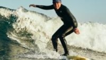 【 コカドケンタロウ 】冬の海でサーフィン〝そんな寒くない〟ナイスライドでアロハスマイル