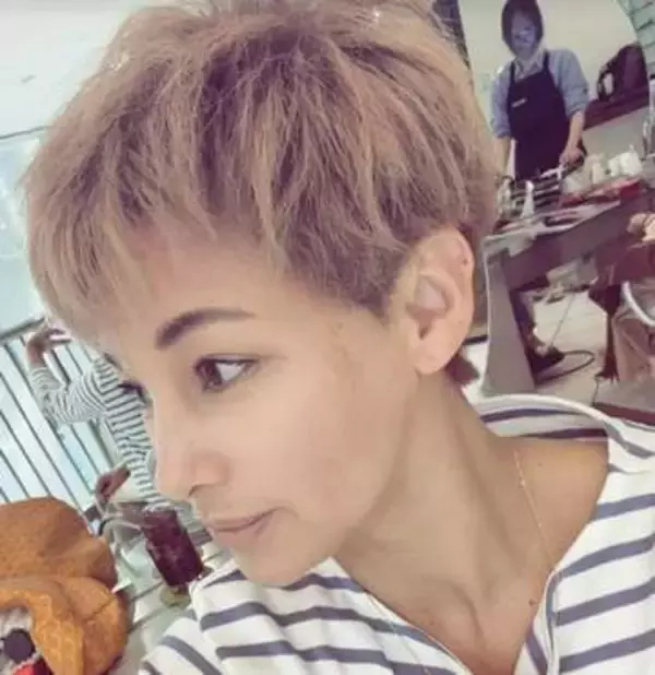 【 梅宮アンナ 】 「最後の抗がん剤から一年が過ぎました」　最新ショット公開　「伸ばしていた髪の毛を一旦切ります」「 新しい髪の毛は柔らかい髪の毛みたい」