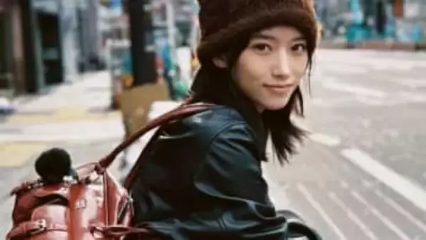 【 片岡凜 】「思い出よりこれからの日々が素敵でありますように」冬物レザーで “ヤル気” の表情　フォロワー共感「素敵な言葉」