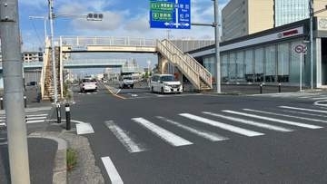 中学生とみられる男女2人が乗用車にはねられる 女の子は頭の骨を折る重傷　警察が運転手の男（55）を現行犯逮捕　千葉・市川市