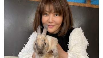 【 華原朋美 】ウサギを優しく抱きかかえる最新ショット公開　「朋ちゃんもうさぎも可愛いです」「うさぎさんも幸せそう」と反響