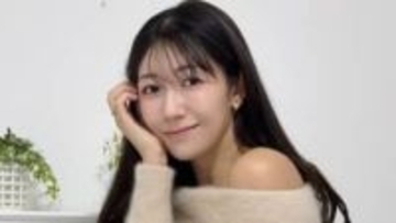 【 穂川果音 】「この季節は、ベージュ+キャメルの組み合わせが優しい雰囲気で好き」肩出しニット姿を披露