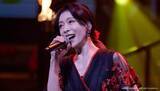 「【 中森明菜 】「みんなありがとわ～い！」61歳迎えたバースデー公演での “サプライズのお祝い” に歓喜　ディナーショー開催決定の報告も」の画像1