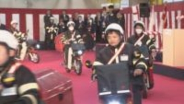 年賀状の配達出発式　元日配達の年賀はがきは前年の4分の3“年賀状離れ”進む