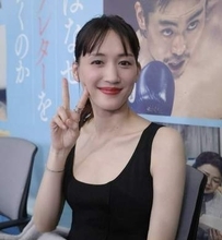 【 綾瀬はるか 】　黒のノースリーブ姿で　最新作オフショット公開　41歳のピース姿に　「透明感ハンパない」「肌白くて綺麗」「美しい40代」　反響続々