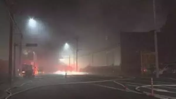 横浜・瀬谷区　黒澤フィルムスタジオ機材センターで火災　けが人なし　消火活動続く