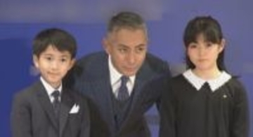 【 市川團十郎 】　親子で妻・麻央さんのお墓参りへ　長女・麗禾さんは母・小林麻央さんのお下がりコートを着用