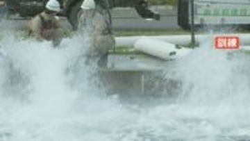 25mプールの水を7分弱で排水　浸水害時に備えた「移動式排水ポンプ車」 東京都が新型車両の訓練を公開