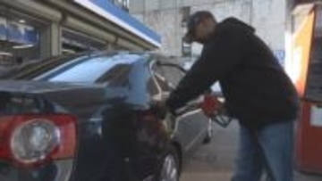 ニューヨーク原油は高値から急落もガソリン高　NY市民「満タンでなく半分」