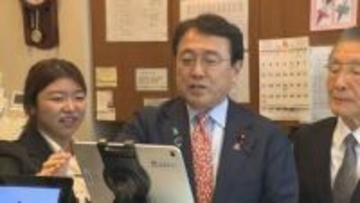 赤沢経産大臣「デジタルの威力は使うと分かる」　錦糸町の人形焼き店でスマートレジを体験　業務効率化や消費税率変更への対応などで政府が導入を推進