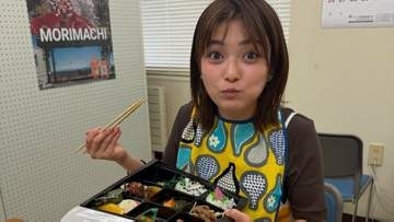 【 井上咲楽 】〝前掛けでごはん〟〝久しぶりに田中渓〟多忙な7月　ドラムの練習カットも投稿