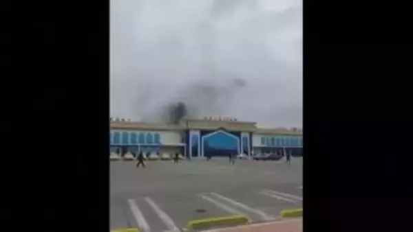 イラン隣国のアゼルバイジャンにドローン攻撃　空港建物が損壊 2人負傷