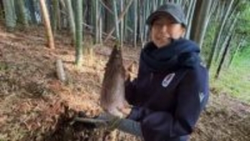【 木村多江 】タケノコ掘り〝2回も〟収穫にご満悦の笑み　竹林で癒し満喫　フォロワー「今年もアップされましたね」