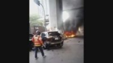 タイ・ バンコクで貨物列車が踏切で路線バスと衝突　バスは炎上　乗客ら8人死亡32人負傷