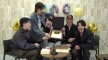 【 M!LK 】YouTubeチャンネルの登録者数が100万人を突破　〝金の盾〟持ち帰りじゃんけんからの全員サイン＆全員キス