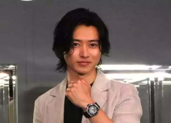 【 山﨑賢人 】　300万超えの腕時計　身につけ登場　「最高のつけ心地です」　今後の挑戦は〝料理〟