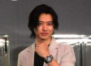 【 山﨑賢人 】　300万超えの腕時計　身につけ登場　「最高のつけ心地です」　今後の挑戦は〝料理〟