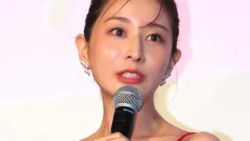 【 田中みな実 】真紅のハイヒール＆ドレスでイベントに登場！　〝すごく痛かったです〟重岡大毅をイジリまくる