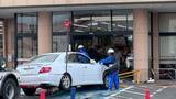 「スーパー出入り口に車が突っ込む　79歳運転手の男性「アクセルとブレーキを踏み間違えた」栃木・下野市」の画像1