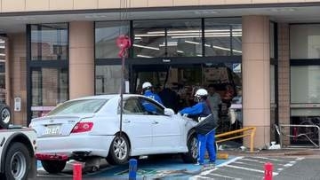 スーパー出入り口に車が突っ込む　79歳運転手の男性「アクセルとブレーキを踏み間違えた」栃木・下野市