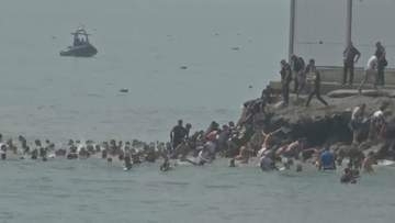 海泳ぎ防波堤を上る人も…北アフリカのスペイン領セウタにモロッコからの移民流入　24時間で約4万9000人とスペイン内務省