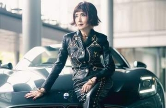 【 小柳ルミ子 】30年以上前の私服を着て高級車と映るショット公開にファン反響「カッコイイ」「スタイル良すぎです」