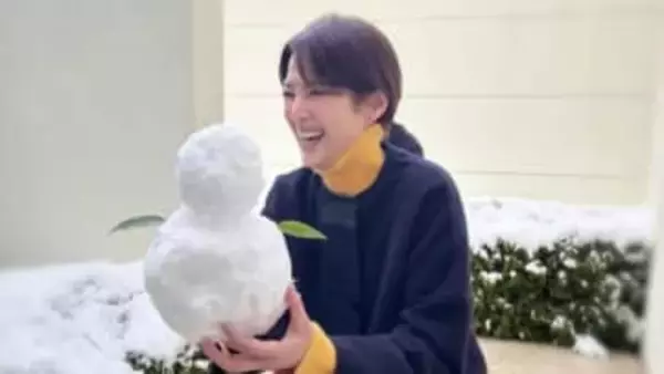 【 吉瀬美智子 】　雪だるま抱え　〝無邪気すぎる〟オフショット公開　「子どもみたいにはしゃいでた」