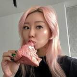 「【 倖田來未 】 「髪色と同じ色のふわっふわのいちごブレッドと　ネイルと同じ色のキウイ」　もぐもぐショットに反響　「かわいすぎるんだからーーー！！！！♥」」の画像1